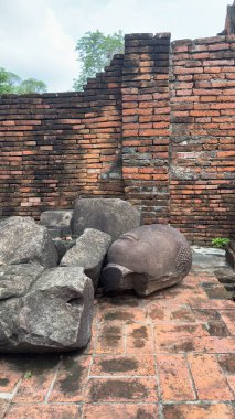 Wat Chaiwatthanaram, Ayutthaya, Tayland. Antik kentteki Budist tapınağının manzaralı kalıntıları. Buda heykellerinin parçaları..