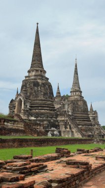 Ayutthaya tarihi parkı, Ayutthaya, Tayland 'daki Wat Phra Si Santhe' nin üç pagoda 'sı. Eski şehirdeki Budist tapınağının manzaralı kalıntıları..
