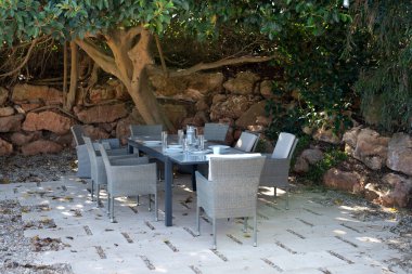 Büyük bir ağacın altındaki açık hava yemek alanı.