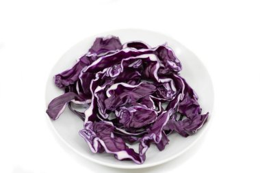Beyaz bir kasede doğranmış mor lahana.