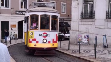 Lizbon, Portekiz - 16 Nisan 2019: Lizbon sokaklarında hareket eden tramvay araçları