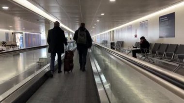 Londra, Uk; 20 Ocak 2023; Heathrow Havaalanı, Terminal 3 'teki hareket halindeki geçitteki yolcular