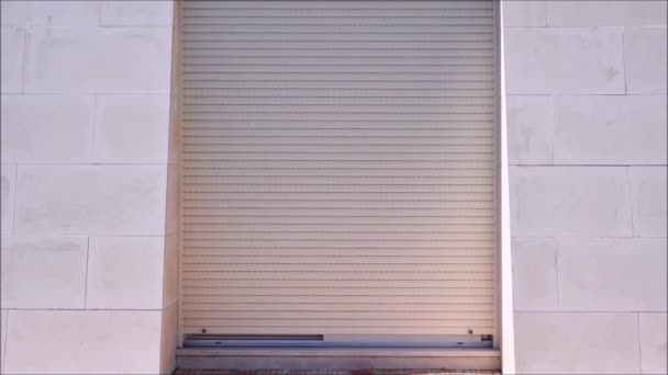 滑动式天井门打开时的电安全百叶窗的外部视图 — 图库视频影像