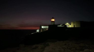 Gece Cabo Sao Vicente deniz feneri ışını