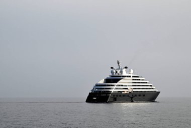 Marbella, İspanya; 25 Mayıs 2024: Yolcu gemisi Sahne Tutulması, Puerto Banus yakınlarındaki Akdeniz 'de çok sisli bir günde görüldü