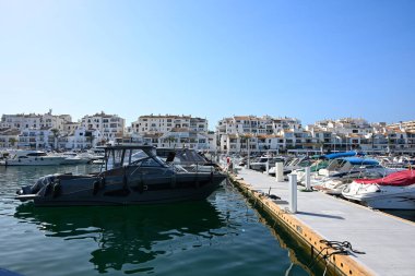 Puerto Banus, İspanya; 25 Mayıs 2024: Puerto Banus marinasındaki küçük tekneler için yeni Pontoons
