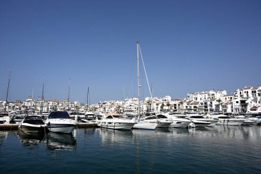 Puerto Banus, İspanya: 25 Mayıs 2024: Costa Del Sol 'daki Puerto Banus marinasında tekneler