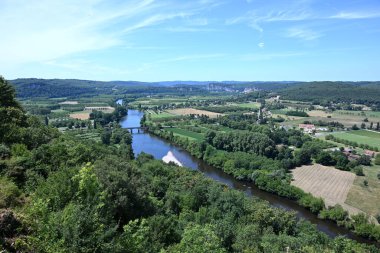 Dordogne nehrinin manzarası Bastide kasabası Domme 'da görüldü.