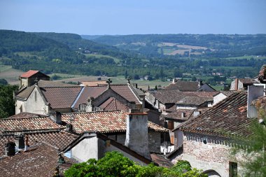 Fransa 'nın Penne D' Agenais şehrinin Lot et Garonne bölgesindeki çatıları.