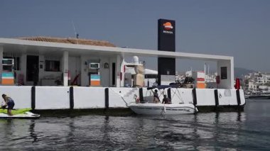 Puerto Banus, İspanya; 28 Mayıs 2024; Porto Banus marinasını tekneyle terk etmek ve akaryakıt deposunu ve izleme platformunu geçmek