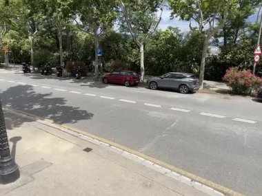 Barselona, İspanya; 24 Haziran 2024: GoCar yoldan geçiyor. Gocar 'lar turistler tarafından kiralanmış GPS güdümlü tur arabalarıdır..