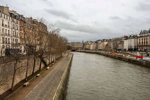 Sen nehrinin kıyıları Paris şehrinden geçerken...