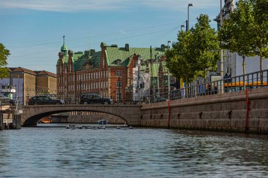 Danimarka 'nın Kopenhag şehrinin orta kesimindeki kanal.