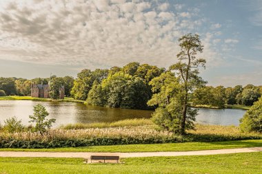 Frederiksborg Park ve Gölü manzarası. Hillerod Danimarka.