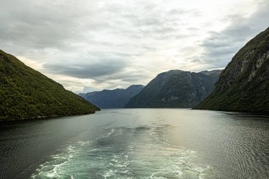 Norveç 'in derin fiyortlarında yelken açarak.
