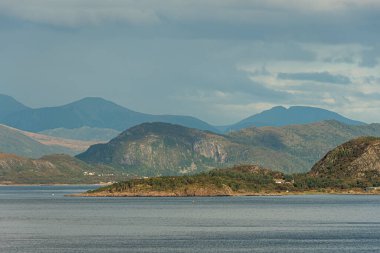 Alesund yakınlarındaki Norveç kıyılarından panoramik manzara.