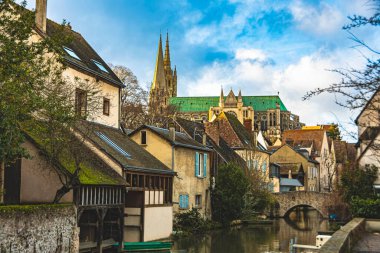 Chartres City ve Eure River 'daki ortaçağ evleri. Fransa.