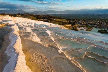 Pamukkale travertin havuzları, doğal merak. Türkiye 'nin güneyinde pamuk kale