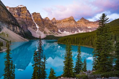 Gün doğumunda Moraine Gölü, Banff. Kanada Rocky Dağları, Alberta, Kanada. manzaralı ikonik manzara