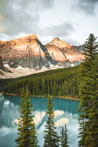 ทะเลสาบโมเรนตอนพระอาท แบนฟ แคนาดา อคก ลเบอร แคนาดา งดงาม — ภาพถ่ายสต็อก