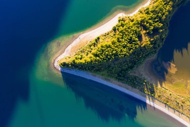 Lagoa do Fogo, krater gölü sahilinin yukarıdan görünen kısmı. Azores Adaları