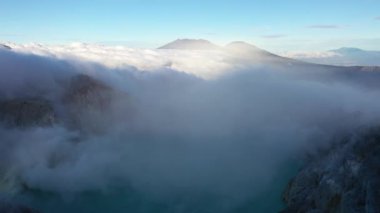 Ijen volkanı kompozit volkanlardan oluşan büyük beyaz bulutlu bir grup, havadan. Yüksek kalite 4K görüntü. Java, Endonezya