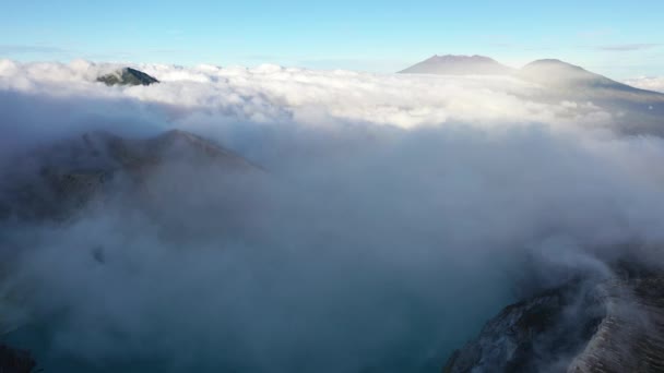 Volcán Ijen Complejo Grupo Volcanes Compuestos Con Grandes Nubes Blancas — Vídeo de stock
