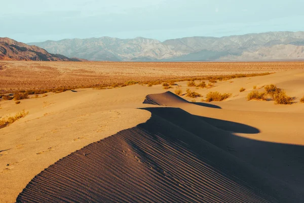 พระอาท Mesquite Flat Sand Dunes Death Valley National Park California — ภาพถ่ายสต็อก