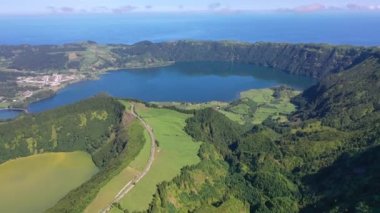 Boca do Inferno 'nun havadan görünüşü, Portekiz, Azores, Sao Miguel Adası' nda bir göl. Yüksek kalite 4k görüntü