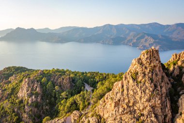 Manzara ve manzaralı yol Calanques de Piana 'da, Korsika adasında, Fransa.