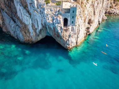İtalya, Sardunya 'da deniz ve kıyı manzarası. Porto Flavia, kanolar