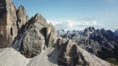 Tre Cime di Lavaredo ve Cadini di Misurina 'nın insansız hava görüntüleri. İtalya 'da Dolomitler Alpleri 