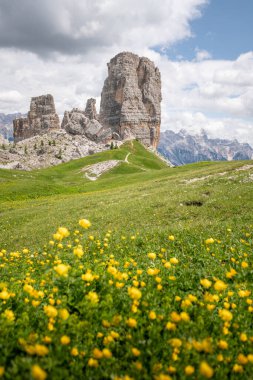 İtalya 'daki Dolomites dağlarında Tre Cime di Lavaredo. Yüksek kalite fotoğraf