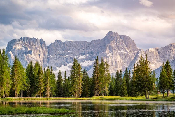 意大利白云岩阿尔卑斯山湖中的山地景观 — 图库照片