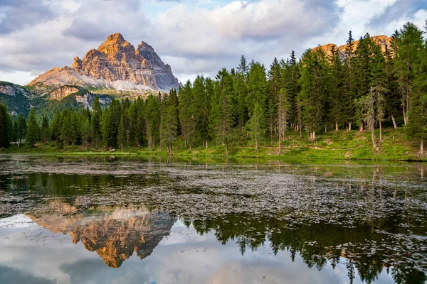 意大利白云岩阿尔卑斯山湖中的山地景观 — 图库照片