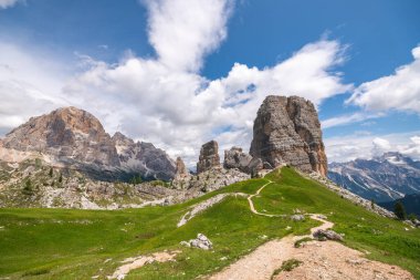 Dolomitler 'deki Cinque Torri Alp Dağları, İtalya.