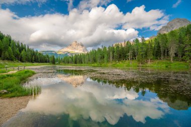 İtalya 'nın Dolomites Alplerinde bulunan Antorno Gölü' nün insansız hava aracı görüntüsü..