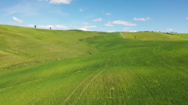 İlkbaharda Toskana İtalya 'nın muhteşem tepelerinde uçmak. Yüksek kalite 4k görüntü
