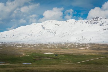 Bahar mevsiminde sisli Abruzzo apenjinleri. Campo Imperatore