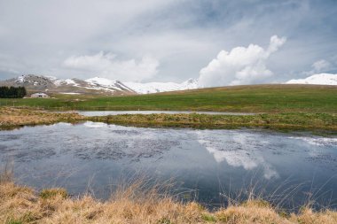 Bahar mevsiminde sisli Abruzzo apenjinleri. Campo Imperatore