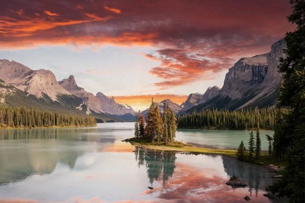 Spirit Island Maligne Järvi Dramaattinen Taivas Auringonlaskun Aikaan Jasperin Kansallispuistossa — kuvapankkivalokuva