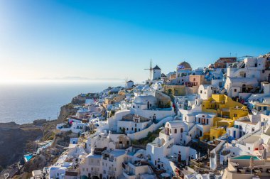 Santorini 'de günbatımı. Oia kasabası, Yunanistan