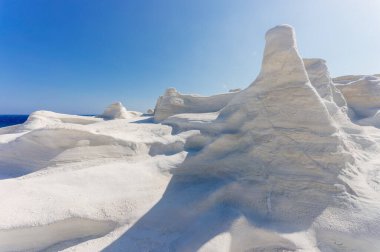 Beyaz tebeşir kayalıklarla Sarakiniko, Milos island, Cyclades, Yunanistan