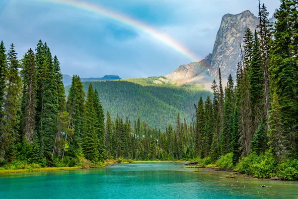 Regnbåge Vid Emerald Lake Kanada British Columbia Yoho National Park — Stockfoto