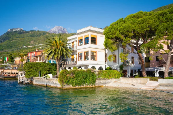 Garda Järvi Rakennukset Ranta Keväällä Italia — kuvapankkivalokuva