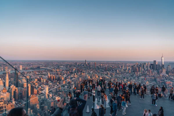 April 2022 New York Turister Som Beundrer Fra Edge Byens – stockfoto