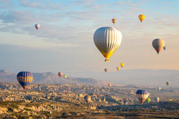 热气球飞越壮观的卡帕多西亚上空 高质量的照片 — 图库照片
