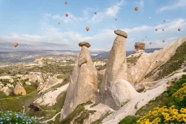 Kuumailmapallo Lentää Yli Näyttäviä Cappadocia Keiju Savupiippu — kuvapankkivalokuva