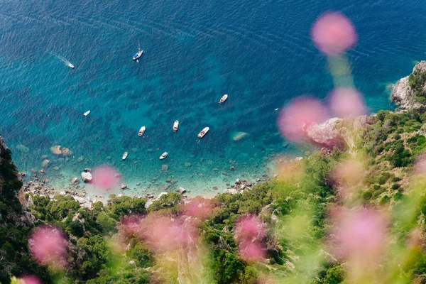 Capri Island Italia Kystfjell Klippe Med Dypeste Blå Hav – stockfoto