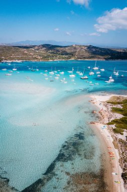 Güney Korsika, turkuaz deniz ve yukarıdan yeşil manzara. Fransa. Plaj DU GRAND SERONU